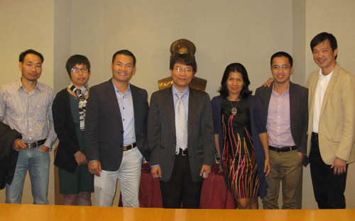 Sáu lãnh đạo Việt Nam từng học Chương trình Lãnh đạo Eisenhower chụp ảnh chung với ông Vũ Tùng (giữa), Phó đại sứ Việt Nam tại Mỹ năm 2013.<span style="font-size:12.0pt;font-family:
"Times New Roman","serif";mso-fareast-font-family:Calibri;mso-fareast-theme-font:
minor-latin;mso-ansi-language:VI;mso-fareast-language:EN-US;mso-bidi-language:
AR-SA" lang="VI"></span><!--[if gte mso 9]><xml>
 <w:LatentStyles DefLockedState="false" DefUnhideWhenUsed="true"
  DefSemiHidden="t