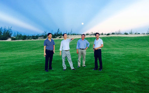 Chủ tịch FLC Trịnh Văn Quyết và ban lãnh đạo FLC thị sát dự án FLC Quy Nhơn, ngày 27/9.<br>