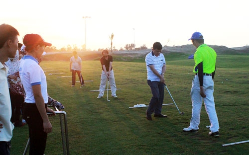 <span style="font-size:12px;">Khách hàng trải nghiệm sân golf dạng link ven biển đẹp nhất Việt Nam.</span>