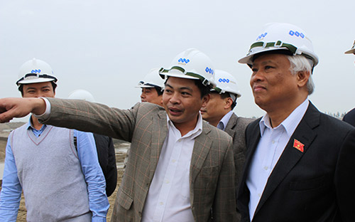 Tổng giám đốc FLC Doãn Văn Phương (giữa) giới thiệu các hạng mục trong dự án Samson Beach &amp; Golf Resort.<br>