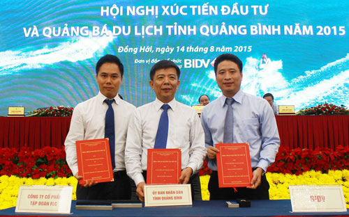 Đại diện lãnh đạo FLC, ngân hàng BIDV và tỉnh Quảng Bình cùng ký bản cam kết đầu tư dự án tổ hợp 10 sân, ngày 14/8.<br>