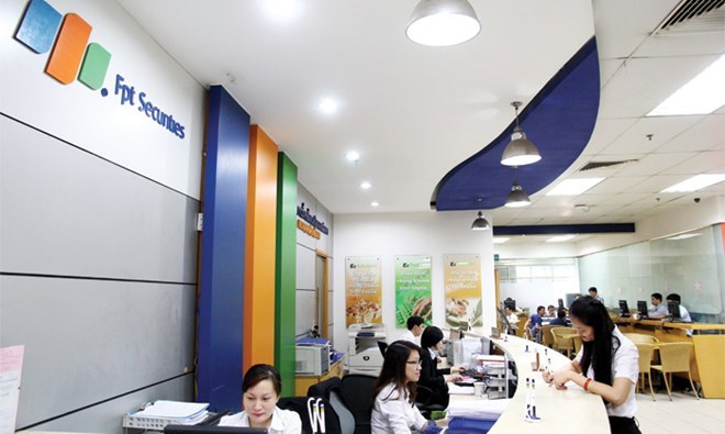 Tính đến ngày 31/12/2014, tiền và các khoản tương đương tiền của FPTS là gần 989 tỷ đồng.