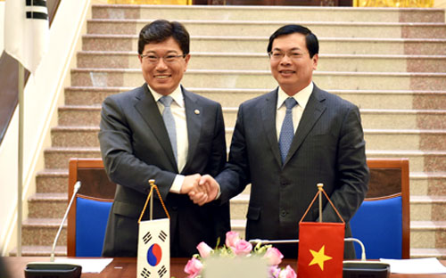 Bộ trưởng Vũ Huy Hoàng Và Bộ trưởng Yoon Sang-jick đại diện cho Chính phủ hai nước Việt Nam - Hàn Quốc chính thức ký Hiệp định thương mại tự do (VKFTA).<b><br></b>