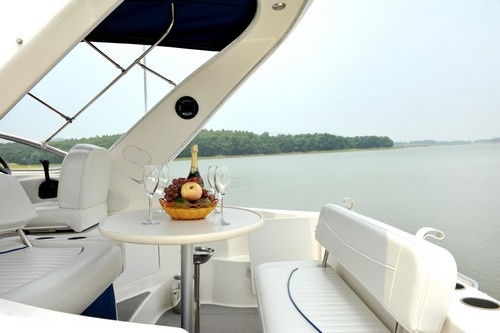 Chiếc du thuyền mà Flamingo Đại Lải Resort dành tặng cho khách hàng may 
mắn lần này là loại mới nhất có 2 khoang ngủ, bếp, phòng ăn, phòng tắm, 
khu vực tắm nắng, bar uống rượu ngoài trời riêng biệt.