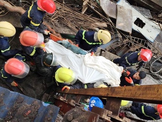 Cứu hộ các nạn nhân tại hiện trường. Ảnh: Tiền phong<br>