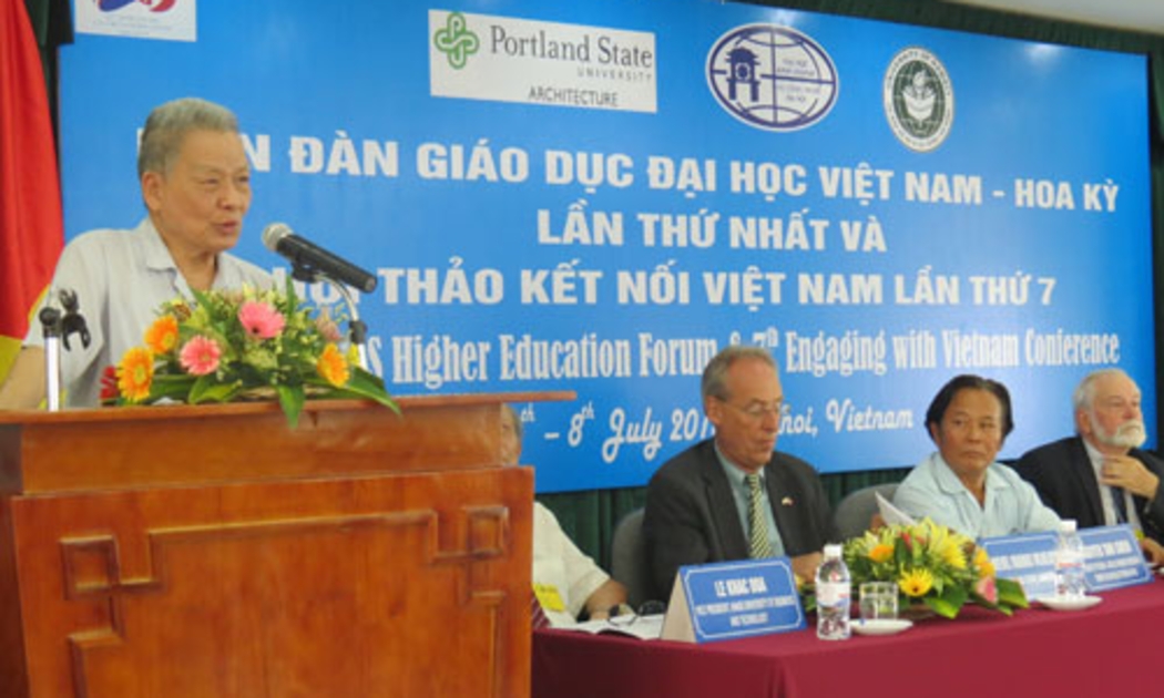 GS. Trần Phương, Chủ tịch Hội Khoa học Kinh tế Việt Nam phát biểu tại diễn đàn - Ảnh: Lý Hà.<br>
