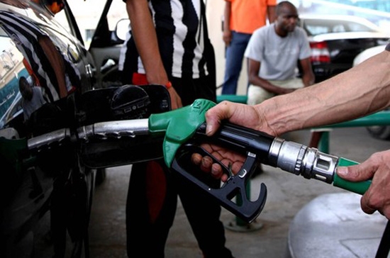 Giới phân tích tham dự cuộc điều tra của Platts dự báo trong tuần kết 
thúc ngày 3/1, cung dầu thô tại Mỹ sẽ giảm thêm 3,3 triệu thùng - Ảnh: Getty.<br>