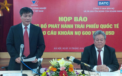 Họp báo công bố việc phát hành trái phiếu <font class="content_font_class" face="Arial" size="2"><span class="content_font_class">trái phiếu quốc tế để tái cơ cấu khoản nợ 600 triệu USD hồi tháng 10/2013. Giải quyết nợ vẫn là "việc chính" trong tái cơ cấu SBIC</span></font>