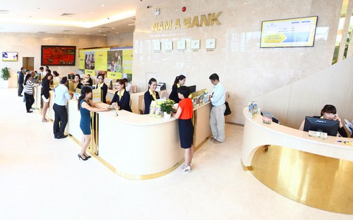 Khách hàng giao dịch tại Nam A Bank.<br>