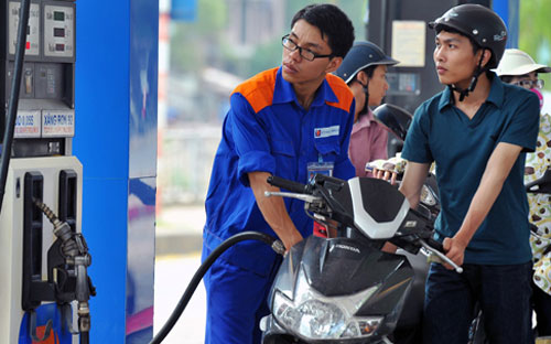 Đây là lần giảm giá xăng thứ 8 liên tiếp kể từ cuối tháng 7 năm nay, với
 tổng mức giảm là 3.300 đồng/lít, dầu diesel và dầu hỏa tổng cộng giảm 
lần lượt là 3.060 đồng/lít và 2.890 đồng/lít.