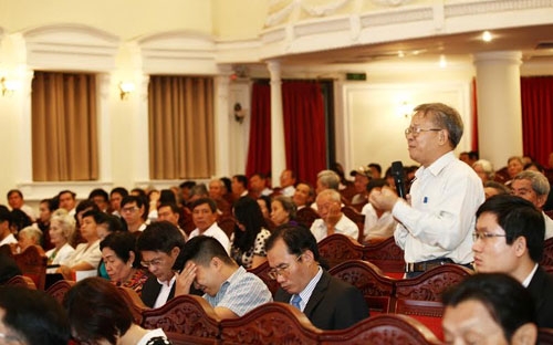 Nhiều cụ ông, cụ bà có mặt tại đại hội đồng cổ đông HDBank vừa qua, những người đã tham gia mua cổ phiếuvà gắn bó ngay từ những ngày đầu.<br>