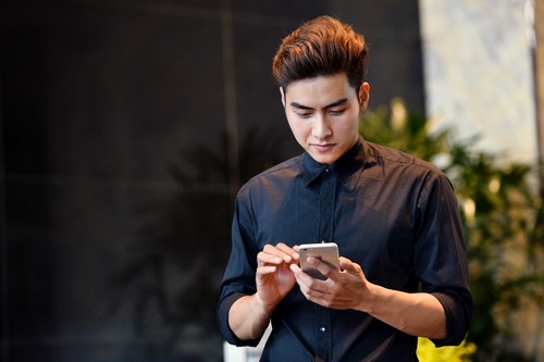 Nhiều sinh viên trước đây dùng điện thoại “cùi bắp” giờ đã chuyển sang smartphone thời thượng.