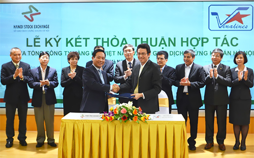<font face="Arial, Verdana" size="2">Đại diện VINALINES và HNX ký kết Biên bản thỏa thuận hợp tác trước sự chứng kiến của các vị lãnh đạo Bộ Tài chính và lãnh đạo Bộ Giao thông Vận tải.</font>