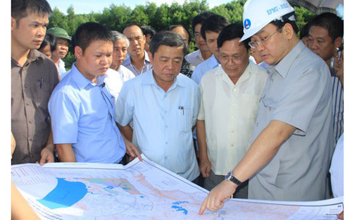 Phó thủ tướng Hoàng Trung Hải (đội mũ) và Chủ tịch Hà Tĩnh Võ Kim Cự (đứng giữa) trong một chuyến thị sát Vũng Áng.<br>