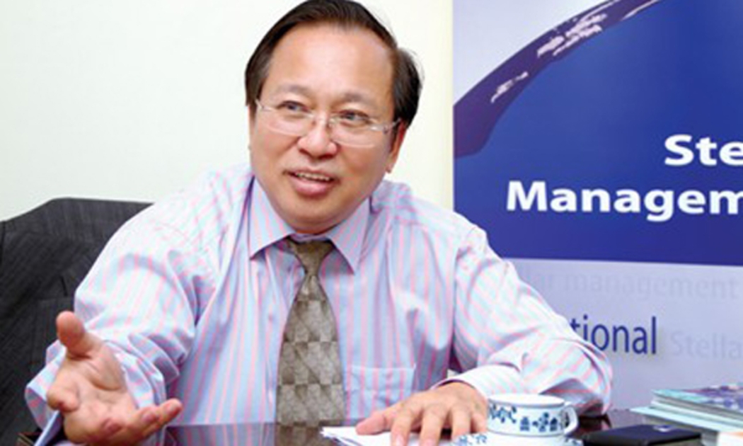 GS. Hà Tôn Vinh có hơn 30 năm kinh nghiệm hoạt động và làm việc tại châu Á - Thái Bình Dương, châu Âu và Tây Phi trong trong các dự án tài chính cơ sở hạ tầng và hợp tác công tư của Ngân hàng Thế giới, ADB và Liên hiệp quốc.