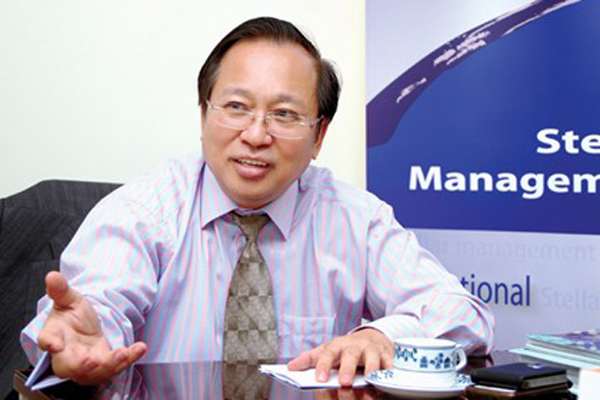 GS. Hà Tôn Vinh có hơn 30 năm kinh nghiệm hoạt động và làm việc tại châu Á - Thái Bình Dương, châu Âu và Tây Phi trong trong các dự án tài chính cơ sở hạ tầng và hợp tác công tư của Ngân hàng Thế giới, ADB và Liên hiệp quốc.