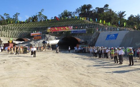 Dự kiến hầm đường bộ Đèo Cả sẽ hoàn thành vào tháng 7/2017.<br>