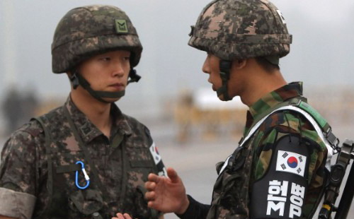 Vụ hai binh sỹ Hàn Quốc bị thương do mìn trong khu phi quân sự nằm dọc biên giới hai nước đã gây ra rất nhiều căng thẳng trong quan hệ Hàn Quốc - Triều Tiên - Ảnh: CNN.<br>