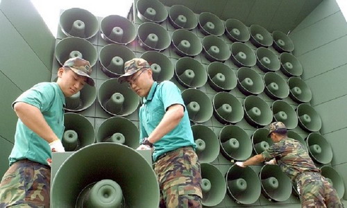 Được coi như vũ khí hiệu quả đánh vào tâm lý của dân Triều Tiên, các chương trình phát thanh của Hàn Quốc có nội dung tuyên truyền về đạo Phật, dự báo thời tiết cũng như nhạc pop Hàn Quốc. Những bản nhạc pop đã giúp K-Pop nổi tiếng toàn thế giới được bật không ngừng - Ảnh: The RayyakPost.<br>