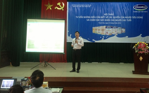 Ông Mai Thanh Việt, Giám đốc Marketing ngành hàng sữa bột (Vinamilk) chia sẻ những thông tin hữu ích của các sản phẩm dinh dưỡng dành cho người cao tuổi.