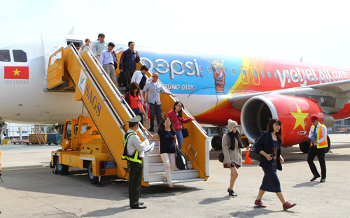 Không chỉ liên tiếp tung khuyến mại khủng, khai trương đường bay mới, 
VietJet còn tập trung nâng cao chất lượng dịch vụ với đội ngũ tiếp viên 
trẻ trung, thân thiện.