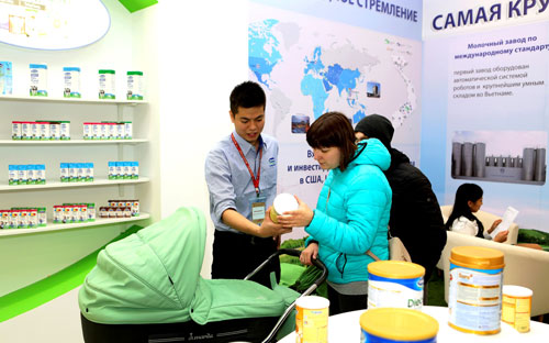 Đại diện Vinamilk đang giới thiệu đến người tiêu dùng Nga những sản phẩm của Vinamilk.