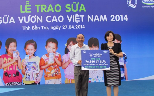 Vinamilk trao gần 77.000 ly sữa cho trẻ em tỉnh Bến Tre 7