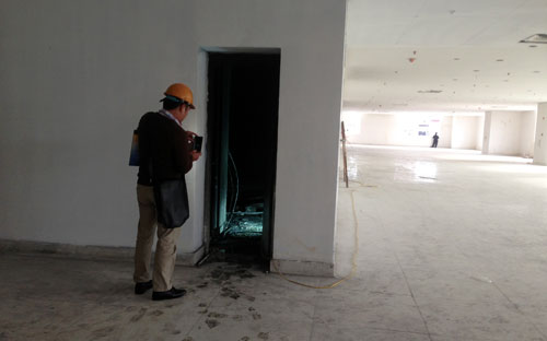 Theo lãnh đạo Hoà Bình, đám cháy giới hạn trong phòng kỹ thuật rộng chừng 10 m2 của hai tầng, khói đen có tràn ra bên ngoài lan can của khu vực này.<br>