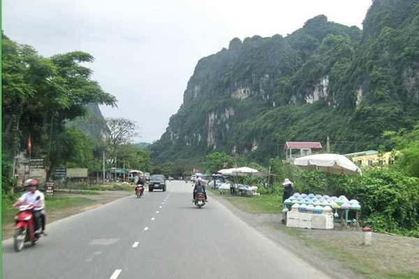 Quốc lộ 6 đi Hòa Bình hiện nay, một dự án đang được nâng cấp.<br>