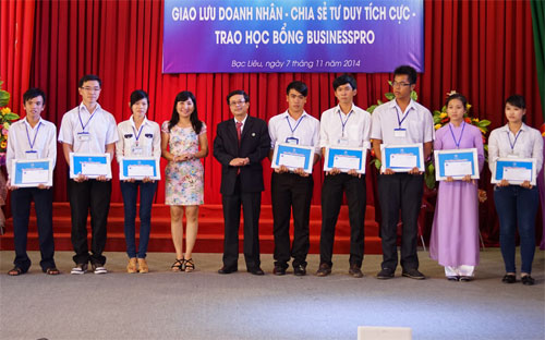 Đại diện doanh nghiệp trao 20 xuất học bổng cho sinh viên Trường đại học Bạc Liêu.