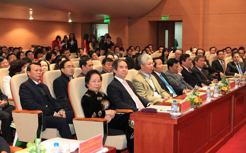 Năm 2015, Ngân hàng Nhà nước định hướng kiểm soát 
tổng phương tiện thanh toán tăng khoảng 16 - 18%; tín dụng tăng trưởng 
khoảng 13 - 15%; giảm được nợ xấu về dưới 3%; tiếp tục ổn định tỷ giá; 
thực hiện các giải pháp về lãi suất và tín dụng để tăng hỗ trợ doanh 
nghiệp.