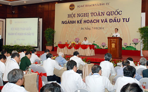 Thủ tướng Nguyễn Tấn Dũng nhấn mạnh: không còn cách nào khác là chúng ta phải tăng đầu tư toàn xã hội thông qua huy động mọi nguồn lực đầu tư ngoài nhà nước.