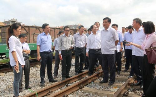 Bộ trưởng Thăng đang xem xét thực địa ga Yên Viên.<br>
