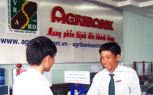 Agribank không ngừng cải tiến quy trình, thủ tục, đồng thời nghiên cứu, 
xây dựng, đưa vào sử dụng nhiều sản phẩm tín dụng theo hướng đơn giản 
hóa đối với khách hàng và phù hợp với địa bàn nông thôn.