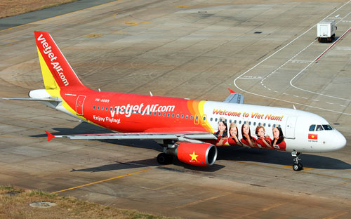Vietjet cũng thông tin cho hành khách qua nhiều kênh truyền thông, qua điện thoại, tin nhắn SMS và tổng đài 19001886.