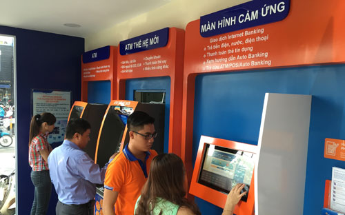 Auto Banking là mô hình ngân hàng 100% tự động, hoạt động 24/7, có bảo 
vệ riêng, không gian giao dịch rộng gấp nhiều lần buồng ATM bình thường 
cùng với các thiết bị tài chính thông minh.