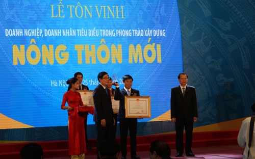 Ông Hoàng Trọng Dũng, Phó tổng giám đốc Công ty Cổ phần Phân bón Dầu khí
 Cà Mau nhận bằng khen của Thủ tướng Chính phủ trong buổi lễ tôn vinh 
doanh nghiệp, doanh nhân tiêu biểu trong phong trào xây dựng Nông thôn 
mới.