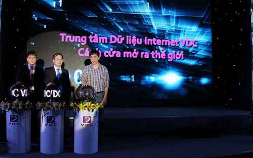 Đại diện VDC và Công ty Cổ phẩn Truyền thông 24h nhấn nút khai trương IDC.