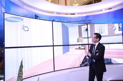 Chương trình “Tuyệt phẩm màn hình cong - Nâng tầm không gian sống” diễn 
ra từ ngày 3/10 đến 6/10 tại khu vực R3, Vincom Mega Mall, Royal City, 
và từ 11/10 đến 19/10 tại Savico Mega Mall Long Biên (Hà Nội). Sau đó, 
vào đầu tháng 11, chương trình sẽ tiếp tục phục vụ khách đến trải nghiệm
 tại Crescent Mall (Tp.HCM).