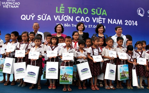 Vinamilk trao gần 77.000 ly sữa cho trẻ em tỉnh Bến Tre 1