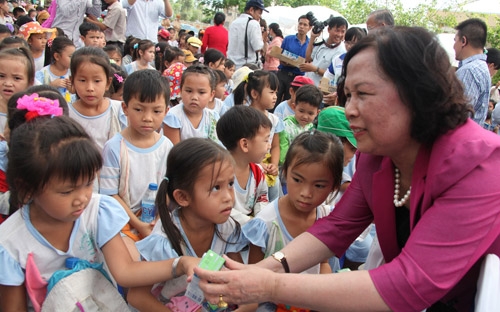 Vinamilk trao gần 77.000 ly sữa cho trẻ em tỉnh Bến Tre 3