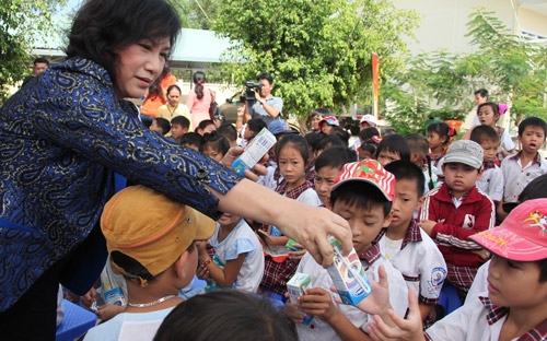 Vinamilk trao gần 77.000 ly sữa cho trẻ em tỉnh Bến Tre 5