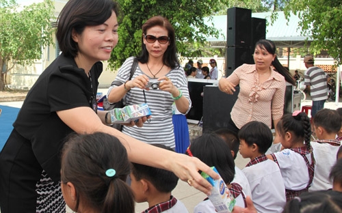 Vinamilk trao gần 77.000 ly sữa cho trẻ em tỉnh Bến Tre 6