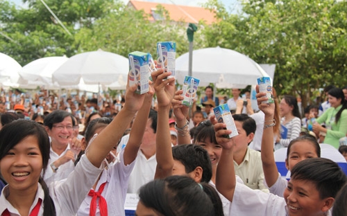 Vinamilk trao gần 77.000 ly sữa cho trẻ em tỉnh Bến Tre 10