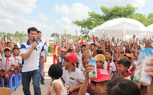 Vinamilk trao gần 77.000 ly sữa cho trẻ em tỉnh Bến Tre 8