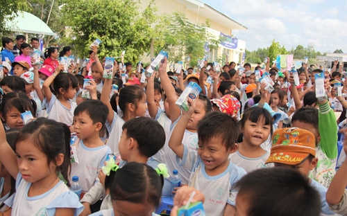 Vinamilk trao gần 77.000 ly sữa cho trẻ em tỉnh Bến Tre 11