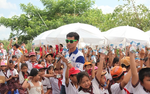 Vinamilk trao gần 77.000 ly sữa cho trẻ em tỉnh Bến Tre 9