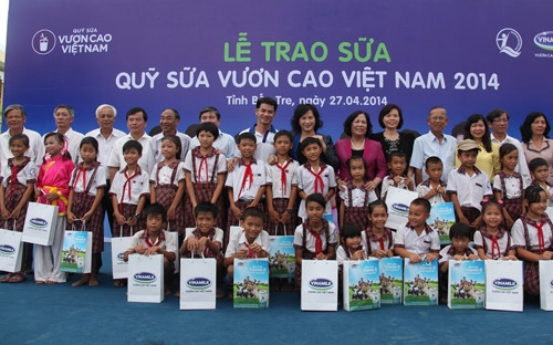 Ban điều hành quỹ sữa "Vươn cao Việt Nam", đại diện lãnh đạo tỉnh Bến Tre, đại diện Vinamilk và các đại sứ chương trình cùng chụp ảnh lưu niệm với trẻ em huyện Ba Tri, Bến Tre.