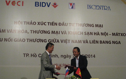 Đại diện Tập đoàn Dệt may Việt Nam và Incentra kí thỏa thuận nguyên tắc 
về thuê mặt bằng Trung tâm thương mại tại Trung tâm thương mại Hà Nội - 
Moscow.