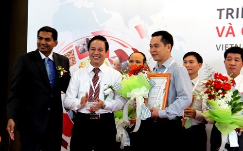 Ông Lê Văn Dũng, Giám đốc Trang trại bò sữa Vinamilk Nghệ An đại diện 
Trang trại nhận giải thưởng Trang trại bò sữa xuất sắc nhất Việt Nam doTS.&nbsp; Hoàng Thanh Vân, Cục trưởng Cục chăn nuôi - Bộ Nông nghiệp và 
Phát triển Nông thôn trao tặng. 